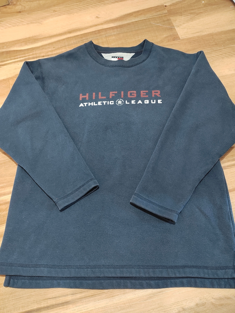 90's Vintage Tommy Hilfiger Men's Navy Crewneck Sweatshirt with Red Logo